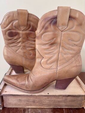 Vintage Tan/Ombre Authentic Leather Short Cowboy Boots Sz 6.5